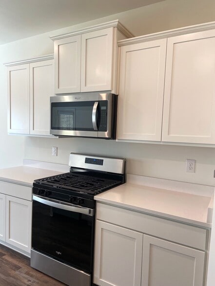 Building Photo - 252 Chelsea Pk Cir