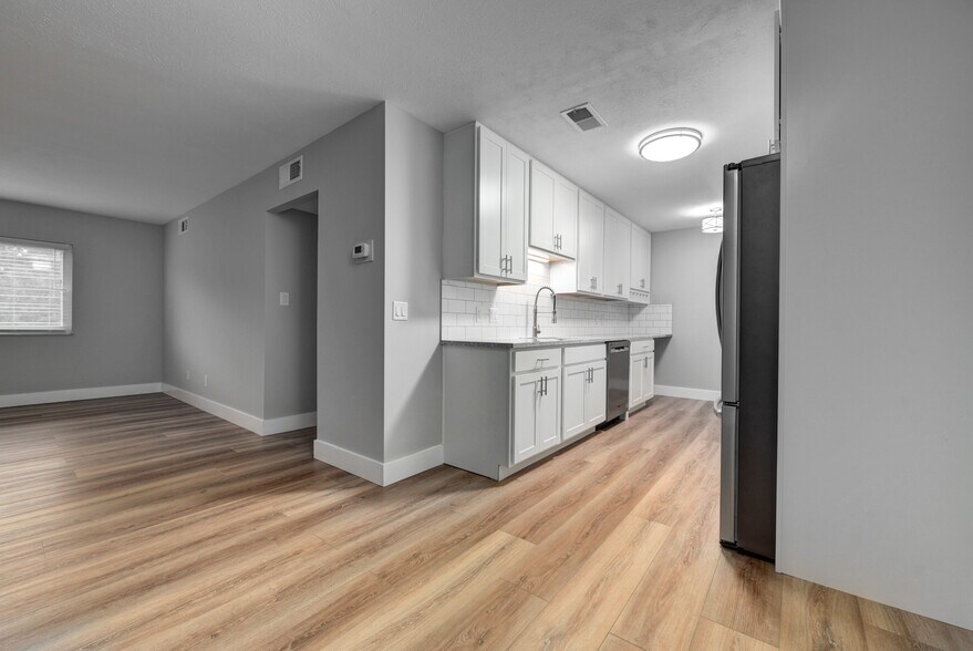 Kitchen with Open Plan - 20333 Detroit Rd