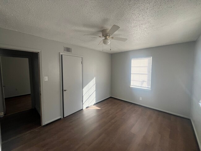 Building Photo - 209 Laurel St