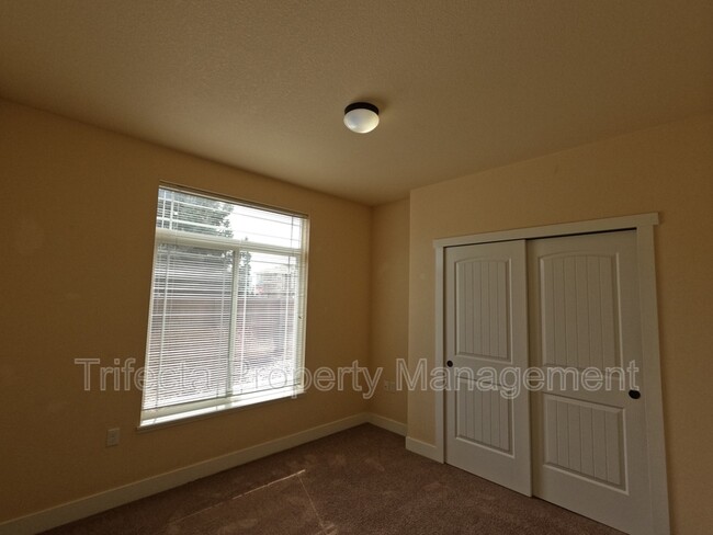 Building Photo - 2445 Windrow Dr