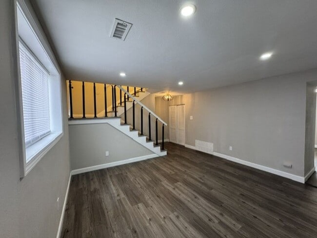 Building Photo - 421 Joseph Dr