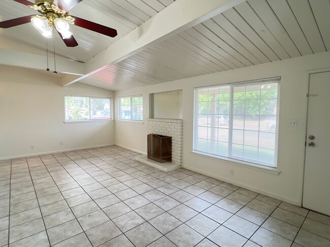 Building Photo - Northeast