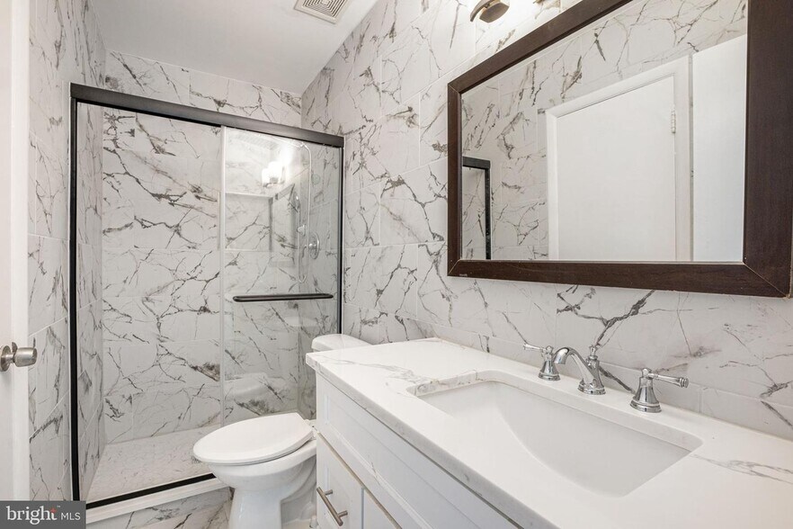 Building Photo - 4809 Camelot St