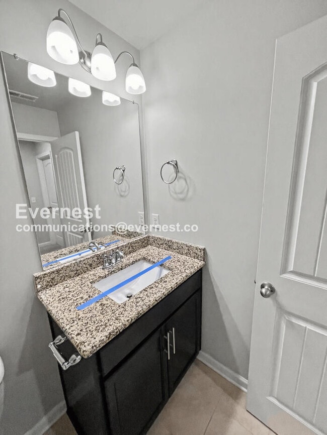 Building Photo - 3 Bed/2.5 Bath Townhome with Garage / Pet-Friendly / Available Now!