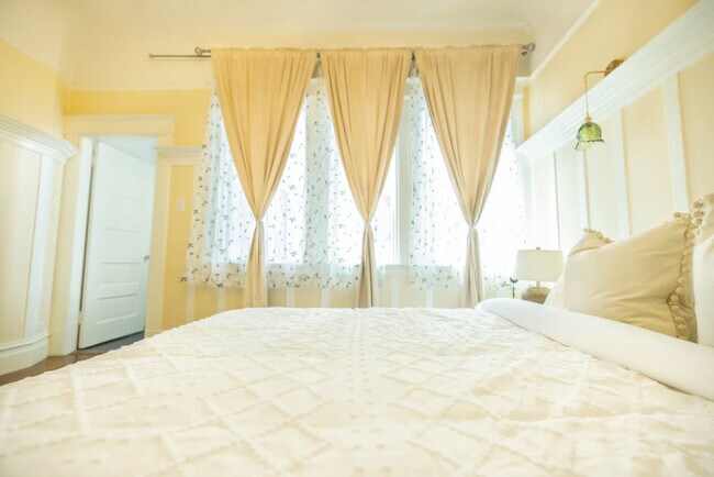 Building Photo - 1107 Broadway-SI ID1309749P