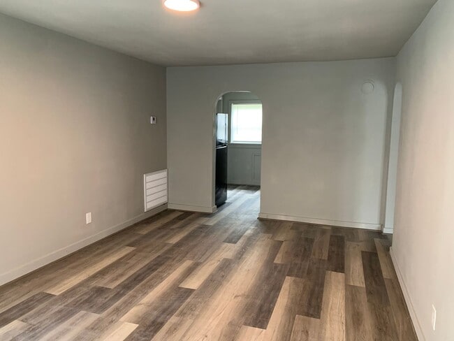 Building Photo - Adorable 2 bedroom, 2 bathroom home. Stack...