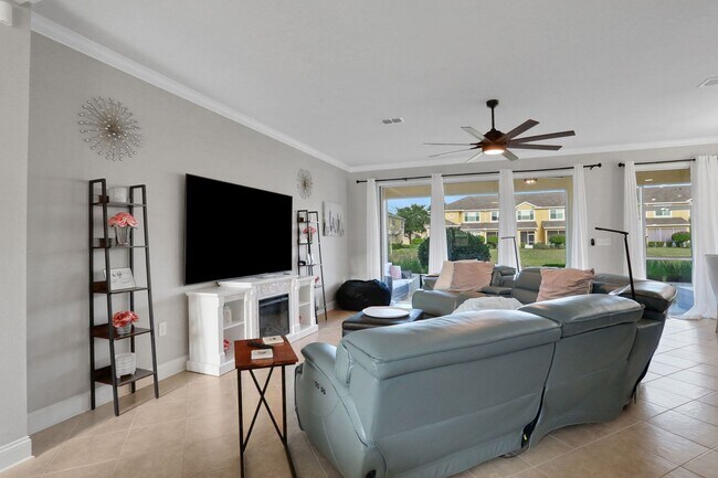 Building Photo - Flagler Station Townhome 3/2.5 - 2 car garage - 2000+ square feet