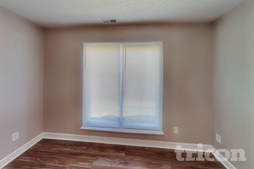Building Photo - 809 Valley Creek Dr
