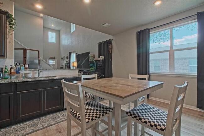 Building Photo - 513 Shiner Ln