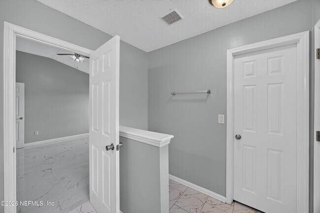 Building Photo - 490 Hillside Dr