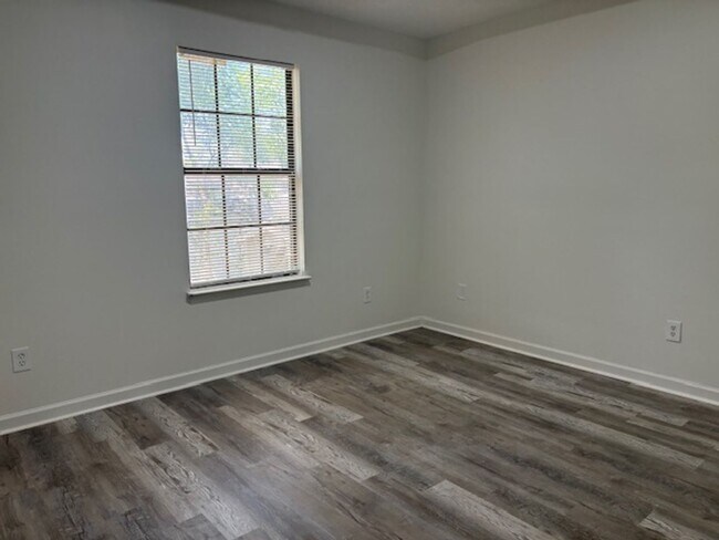Building Photo - COMING SOON  LaVergne 3BR/1BA new floors, fresh paint, 1 acre lot