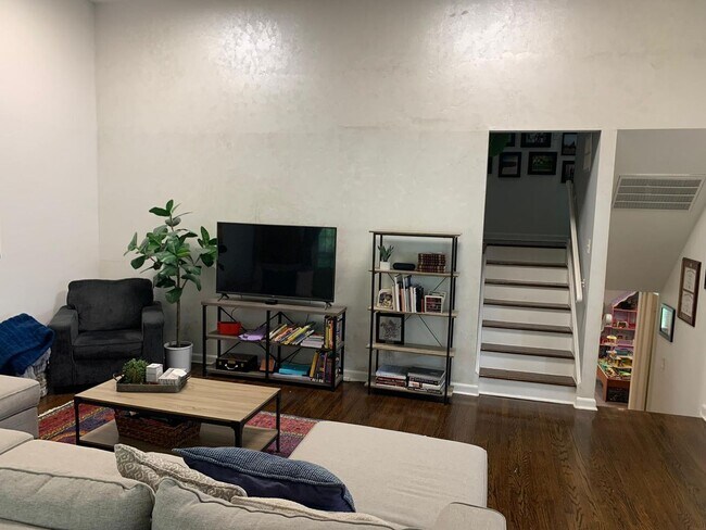 Building Photo - Large House in Cherry Hill East