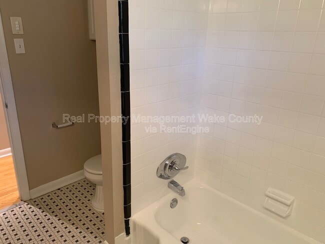 Building Photo - 806 Chamberlain St