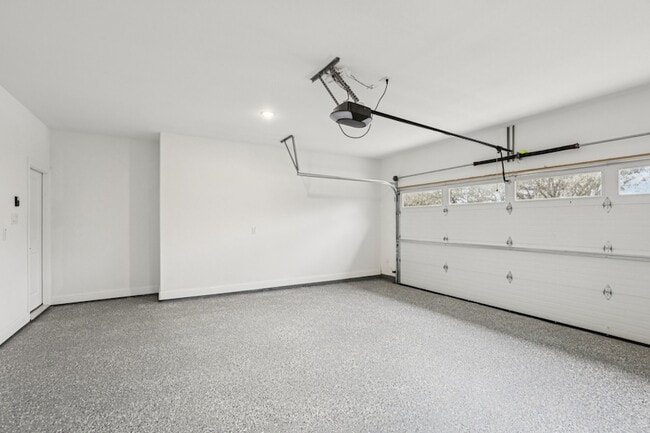 Building Photo - 1713 Highland Dr W