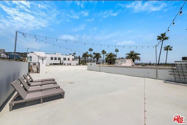 Building Photo - 439 N Doheny Dr