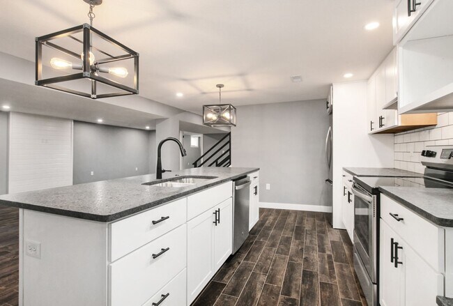 Building Photo - 1801 Elaine Dr