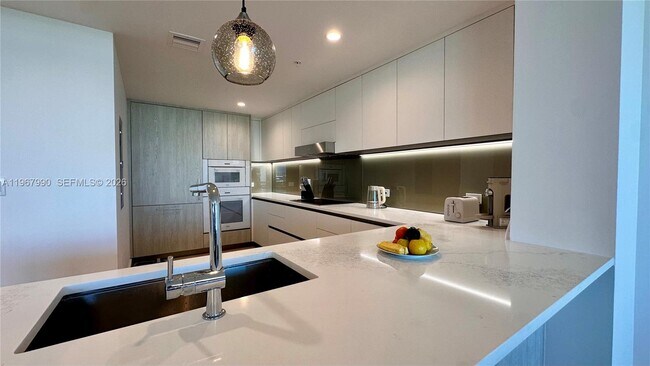 Building Photo - 9201 E Bay Harbor Dr