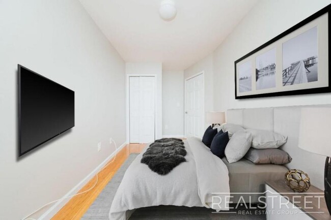 Building Photo - 3 bedroom in BROOKLYN NY 11233