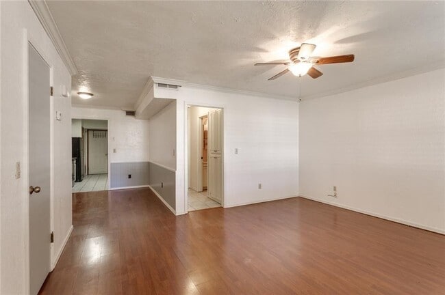 Building Photo - 2930 Colonial Ln