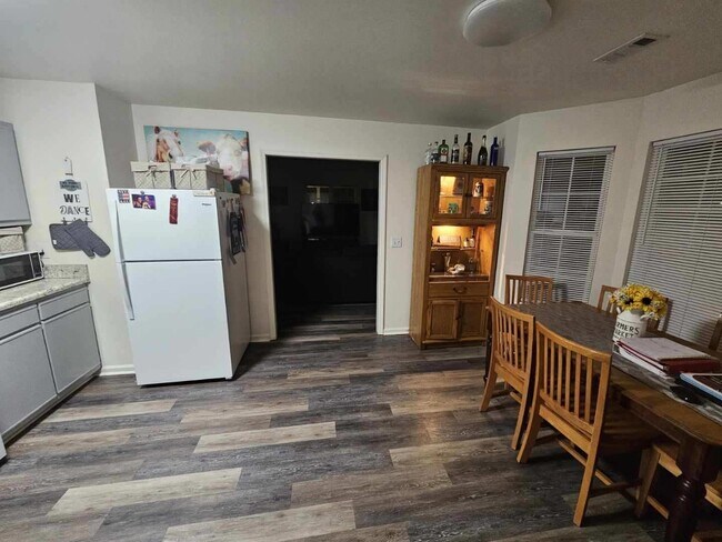 Building Photo - Charming, centrally located, 3 Bed 2 Bath ...
