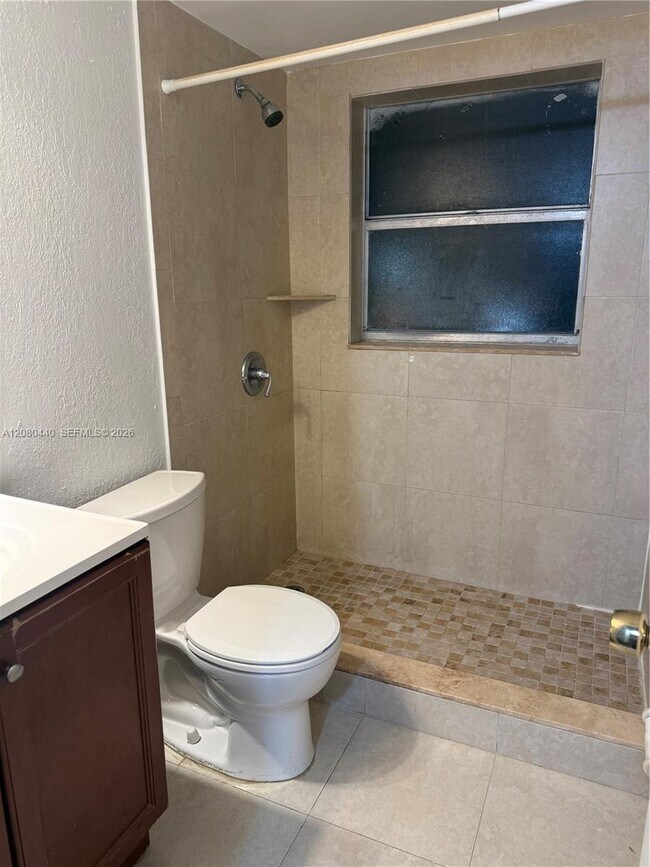 Building Photo - 838 Twin Lakes Dr
