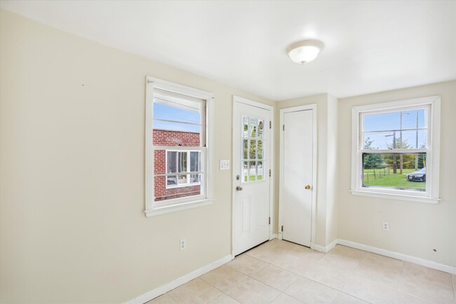 Kitchen nook area - 14 Mount Olivet Blvd