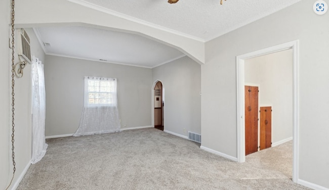 Building Photo - Cute 2 Bed 1 Bath Located by University of...
