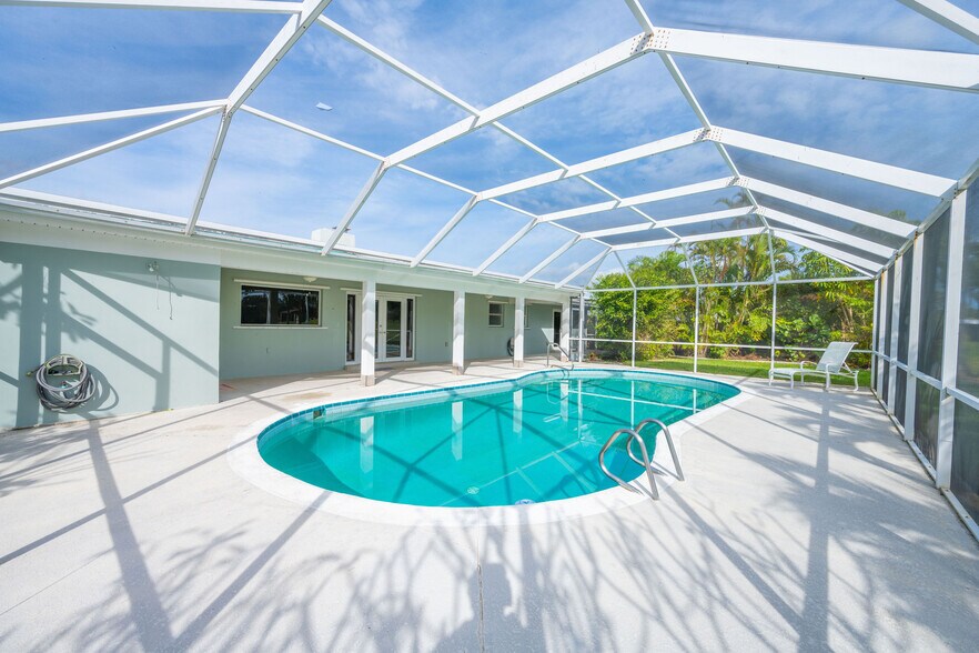 Building Photo - 6 Country Club Rd