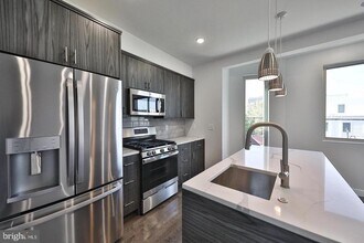 Building Photo - 1939 N Darien St