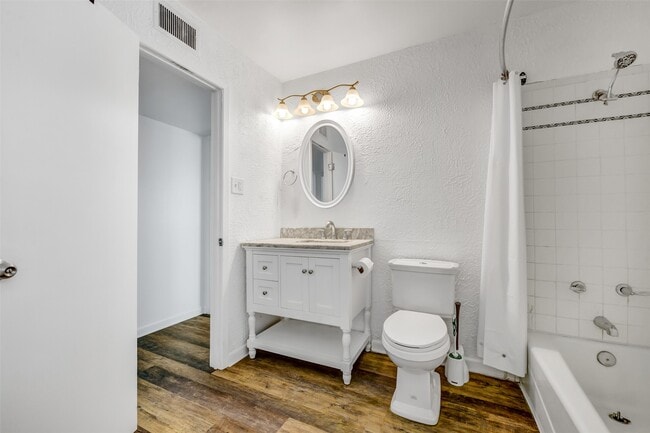 Building Photo - 123 The Strand