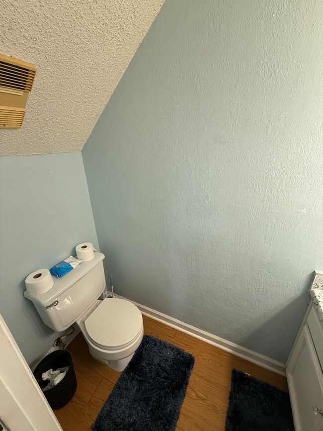 Building Photo - Upgraded 2BR/1.5BA Townhouse Apartment Con...