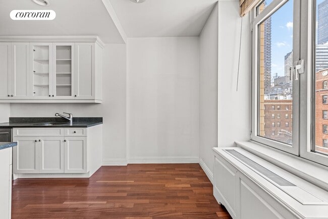 Building Photo - 400 E 51st St