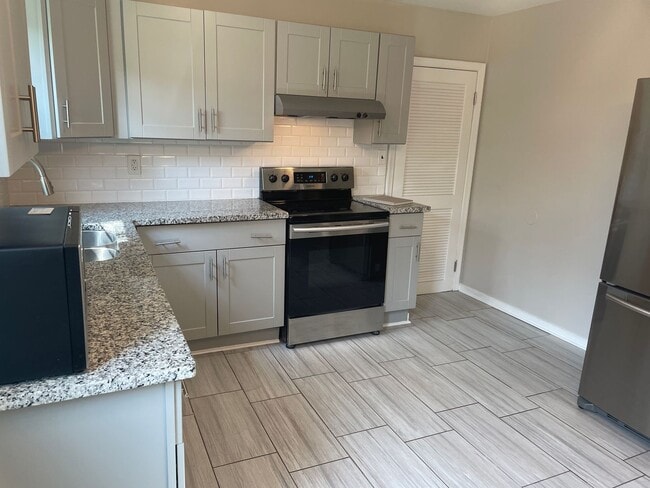 Building Photo - NOW AVAILABLE -  3 Bedroom, 1 Bath Home Ne...