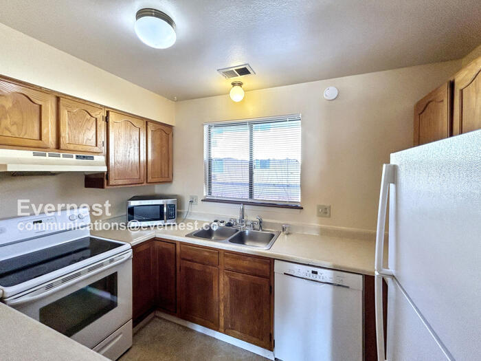 Building Photo - 2617 E Uintah St