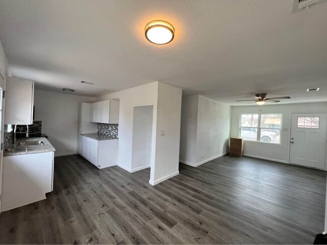 Building Photo - 2222 Duchess Dr