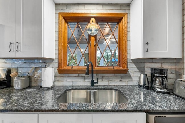 Building Photo - 6 Abbott Ln