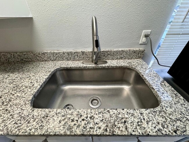 Building Photo - Cozy 1-Bedroom Townhouse in Davenport