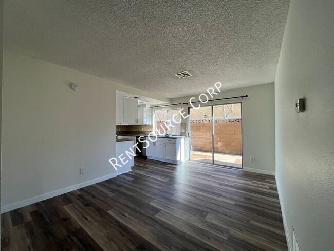 Building Photo - 3 Bedroom 2 Bath Home For Rent in Palmdale