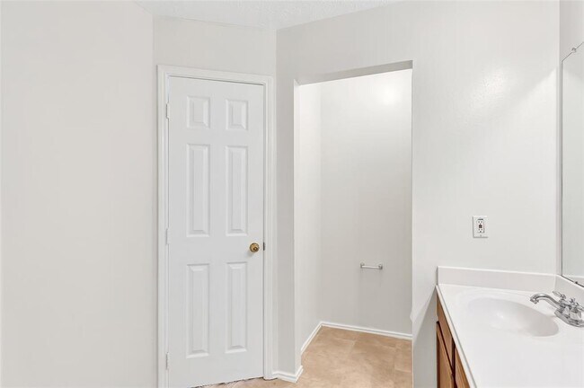 Building Photo - 9834 Bobolink Dr