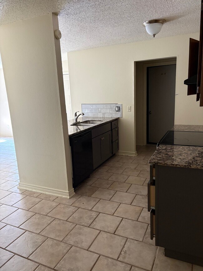 Building Photo - 1020 N Turtle Creek Dr