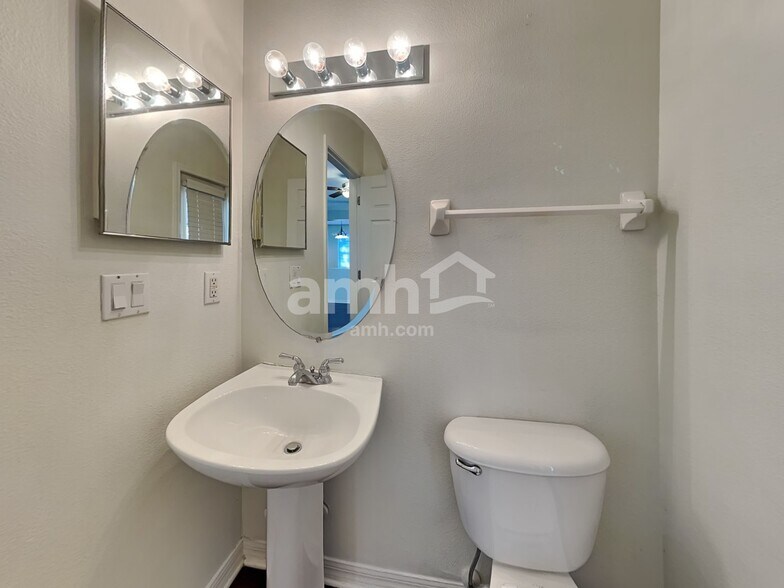 Building Photo - 716 Grand Canyon Dr