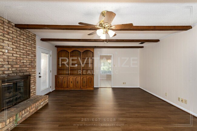 Building Photo - Beautifully Preserved 4 Bd / 3 Ba Vintage ...
