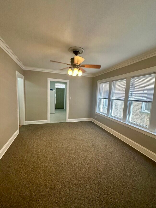 Building Photo - 6327 N Oakley Ave