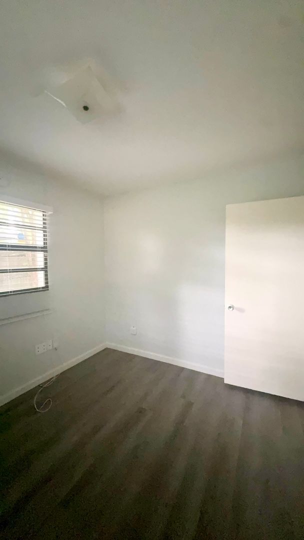 Building Photo - 3 bedroom, 1 bathroom single family home i...