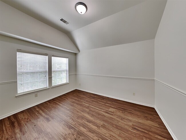 Building Photo - 15818 Shoreline Terrace Dr