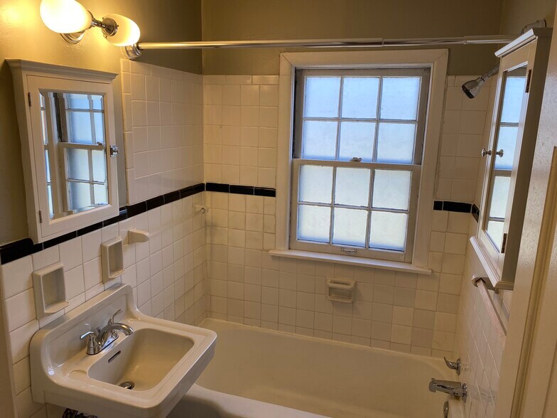Bathroom - 7043 N College Ave