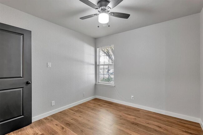 Building Photo - 1308 Troy Ln
