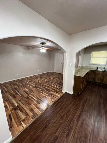 Building Photo - 19990 Ravenwood Dr