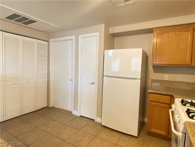 Building Photo - 3400 Cabana Dr