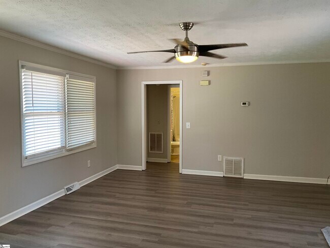 Building Photo - 220 Larchwood Dr